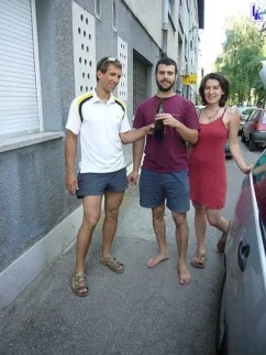 Dve familiji vstaneta že zgodaj zjutri. Džimi in Tančka, ful hvala! Pa tudi vsem ostalim - Kladniku, bendu, pa vsem ki ste prišli.