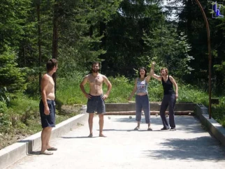 sledi temav- vsaj v fotoaparatu. Naslednje "jutro" zapečatita Klavdija in Tanja, na kruh namažeta vse tekmece v balinanju. Fantje težko prenesejo poraz.