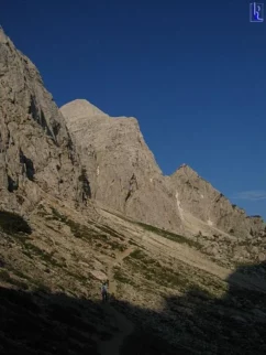 Zjutraj se z Majo odpraviva proti severni steni Velike Mojstrovke.