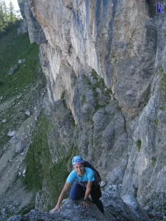 Na poti PP, kjer gre dostop do S stene V. Mojstrovke.