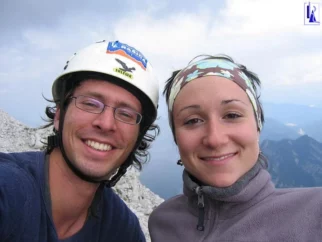 Na vrhu. Sledilo je še pizdenje na 2 Italjana, ki nama nista vrnila klinov, pa sestop, kopanje na Bledu in zaključek s picami na bone v Matičku .