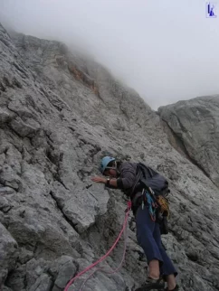 Maja začne s prvim raztežajem.