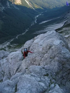 Spodnje raztežaje preplezava nenavezana.
