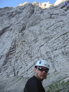 Po spet prekratki noči, ki nam jo popestri navdušen ljubitelj harmonike in še bolj navdušeni njegovi obdčudovalci, se z Benotom znajdeva pod zahodnim delom Stene.