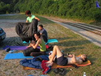 Po naporni noči nas zbudi prelepo jutro... na železniški postaji...