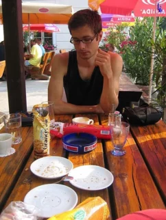 Za dobro jutro gremo na kavo in kekse v bližnji bar.