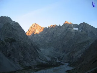 "Uaaaa, kak lepo!"rnrnBarre des Ecrins v vzhajajočem soncu.