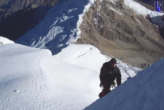 Prvi skok in se navežemo. Blatnik, ki je prišel kasneje je na poti srečal enega fajn Američana, tako smo bili v dveh navezah, pa še vrvi za spuste je bilo dovolj.