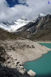 jezero Paron in Piramide 5885 m