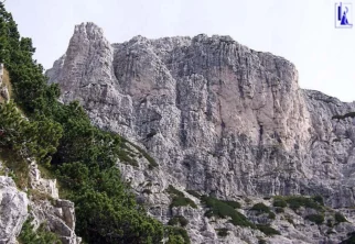 Visoka polica, 2007 m, po sredini poteka Diretissima, IV, V-, 200 m