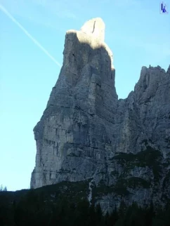 Ko jutranje sonce obsije Torre Venezia,...