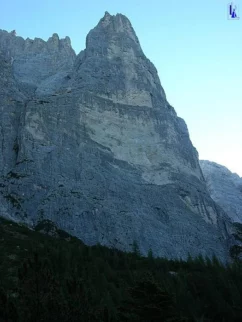 ...Torre Trieste še spokojno počiva v senci.