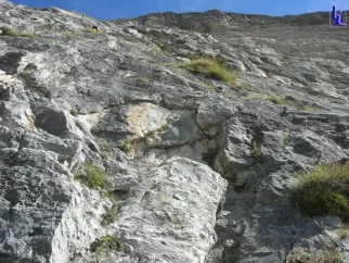 Peti raztežaj, oz. po našem štetju šesti, kjer smo gladko prepoznali &raquo;gelber Riss&laquo;. Tega smo (ni mi jasno kako) zlezli v štirih delih. Sumim, da je tu skica precej pomanjkljiva.