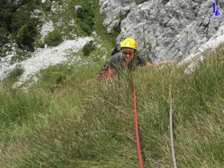 Anica počiva na travniku? Ne, pač pa faita drugi raztežaj. Pozoren pogled v travo razkrije tudi kak skalnat grif.