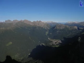 Pogled na San Martino di Castrozza. Pujsi majo sonce.