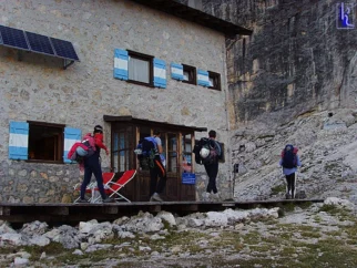 ...nasa cetica ze hiti izpred koce pod Raz tancic