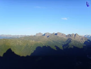 in medtem ko sonce greje vse okoli nas, mi prezebamo v SZ steni