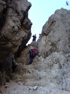 spust - grapa za stoplom Cime della Madonna, do koder te pripeljeta dva spusta po vrvi