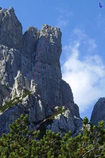 Nedeljski cilj: Via Topo, 300m, V+. Dostop smo si popestrili z gamsjo stezico (crtkano). Plezali: Mojca, Andrej, Uroš.