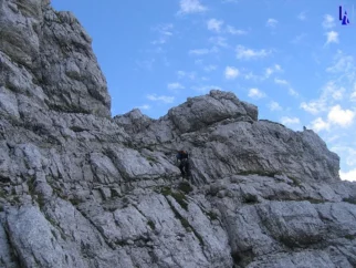 Prečka, ki vodi iz malo nad Gornjskim turncom do stebra.