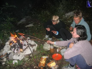 Zvečer si namesto običajne pašte pripravimo pečene hrenovke z majonezo, sirom, kumaricami, olivami in mošom ter vinom... Vaš farmacevt Janez priporoča! Zelo! Sicer boste verjetno v starih letih kupili kakšne anti-holesterol tablete, ampak je pa dobr! :)