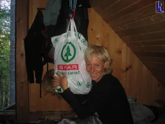 Sonja in vrečka sreče...rnrnHrane smo meli tok, da jo še podeliti med TAMovce nismo mogli vse. Tko da smo jo nesli tudi dol.