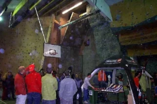 v telovadnici je demonstracija ... in delijo prigrizke