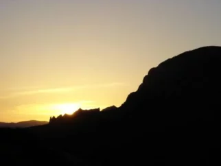 Sonce zaide in čas je, da gremo spat. Jutri morajo biti Debelijevi bicepsi spočiti.