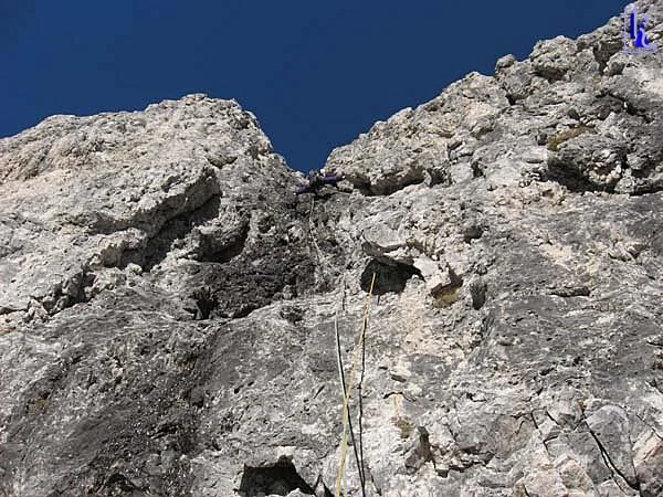 Tretji raztežaj, veselo kaplja in curlja, oz. pošteno povedano kar teče, ma se da plezat tako da te praktično nič ne zmoči...