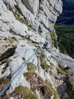 spust_po_žlebu